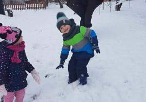 Hania K. i Tomek podczas zabaw na śniegu.